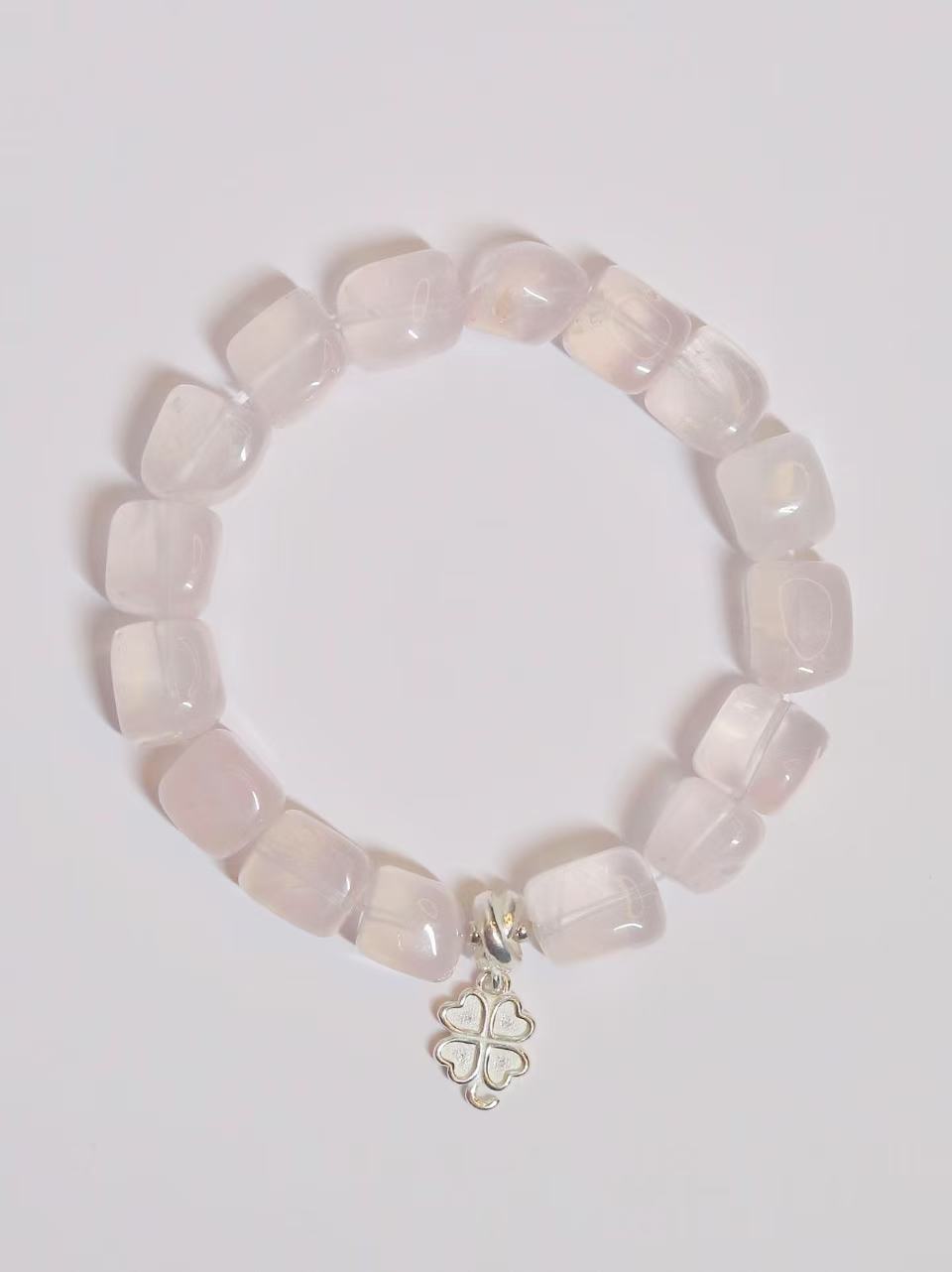 Handgemacht | Würfelförmiges Rosenquarz-Armband | 925er Silber Glücksklee-Anhänger