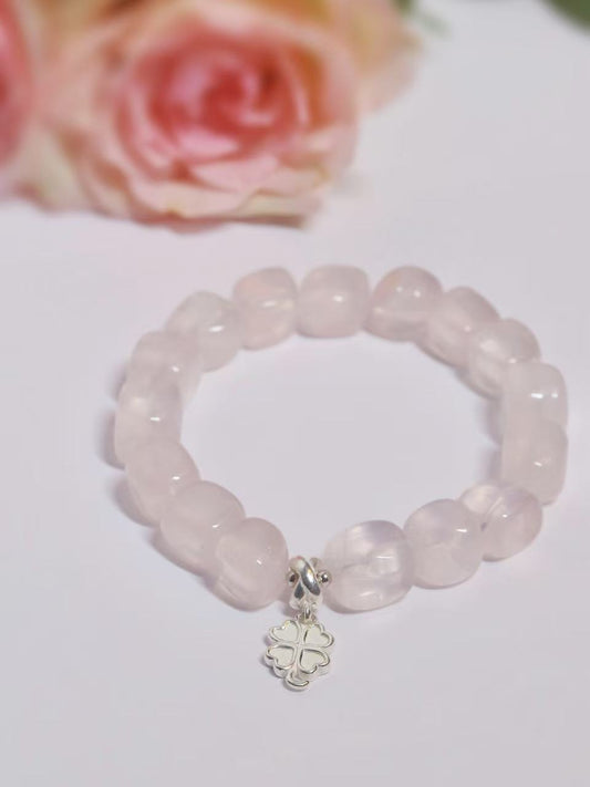 Handgemacht | Würfelförmiges Rosenquarz-Armband | 925er Silber Glücksklee-Anhänger