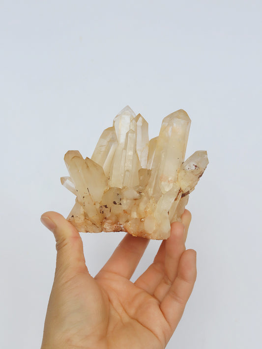 Bergkristall-Cluster mit warmem Schimmer – Naturbelassener Rohkristall