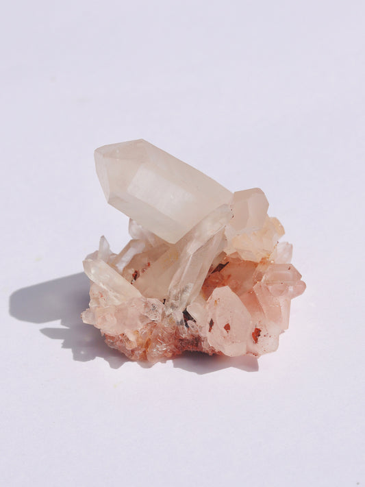 Bergkristall-Cluster mit zartrosafarbener Hülle – Naturbelassener Rohkristall