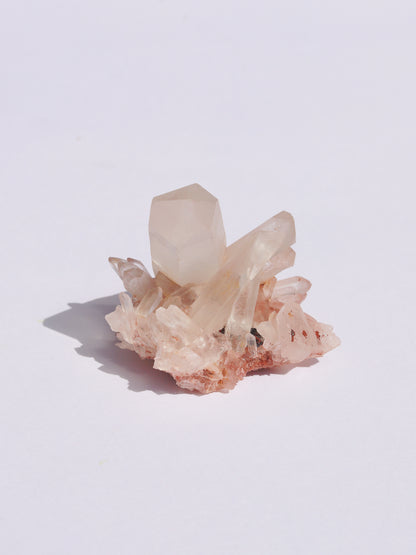 Bergkristall-Cluster mit zartrosafarbener Hülle – Naturbelassener Rohkristall