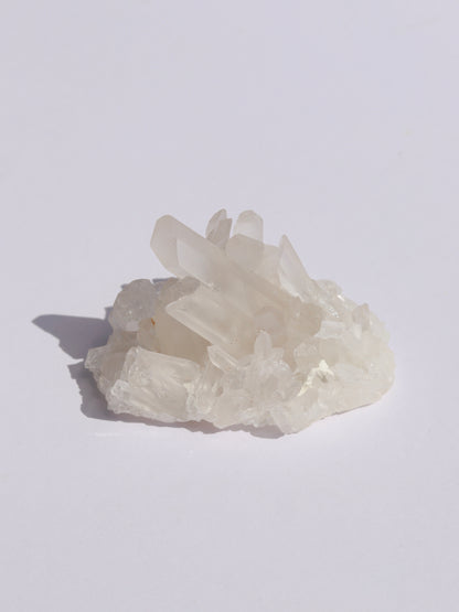 Bergkristall-Cluster mit klarer Struktur – Rohkristall in natürlicher Schönheit