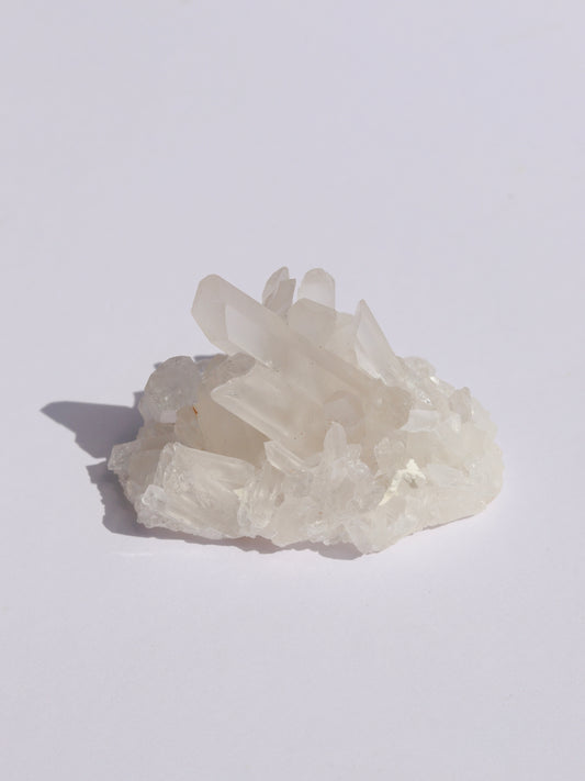 Bergkristall-Cluster mit klarer Struktur – Rohkristall in natürlicher Schönheit