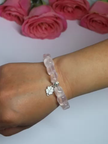 Handgemacht | Würfelförmiges Rosenquarz-Armband | 925er Silber Glücksklee-Anhänger