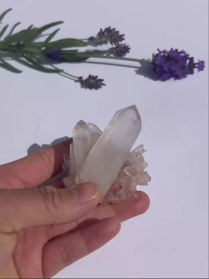 Bergkristall-Cluster mit zartrosafarbener Hülle – Naturbelassener Rohkristall