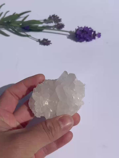 Bergkristall-Cluster mit klarer Struktur – Rohkristall in natürlicher Schönheit